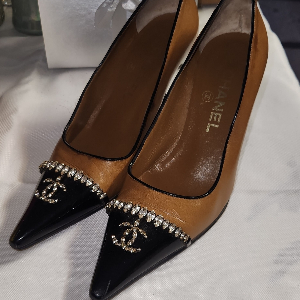 Chanel Women's Black and Brown Pointed Toe Heels